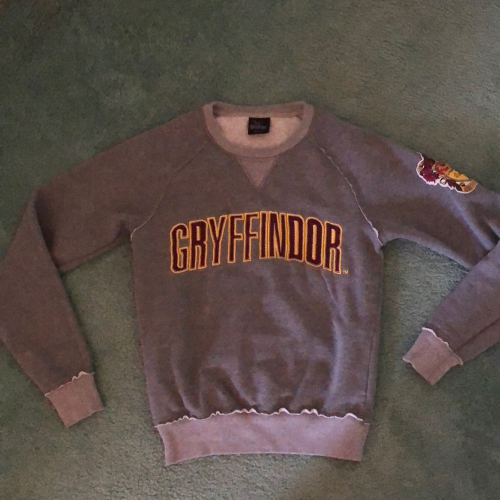 Universal Studios Wizarding World of Harry Potter gryffindor crewneck sweatshirt